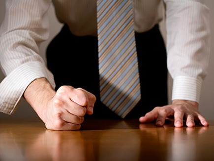 דופק על השולחן (צילום: Viorika, Istock)