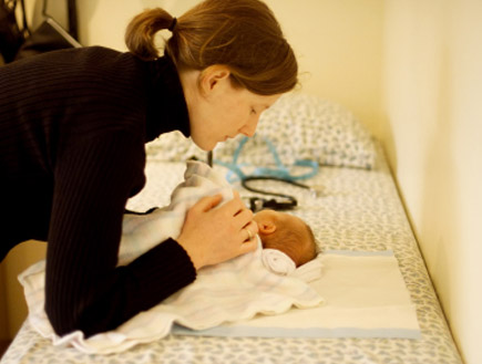 אמא צעירה עם תינוק (צילום: Steve Lovegrove, Istock)