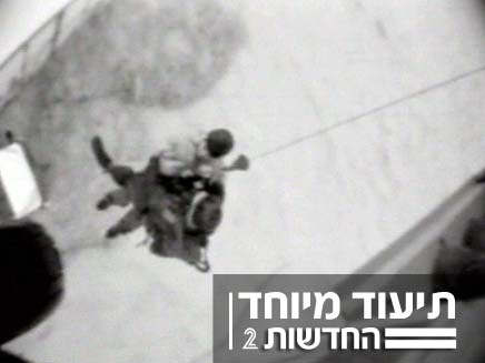 חילוץ של אנשים שנתקעו עם המשאית בשטפונות (צילום: חדשות 2)
