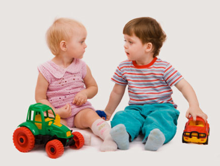 ילד וילדה משחקים - משחקי ילדים (צילום: Nikolay Suslov, Istock)