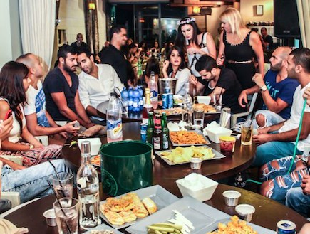 דודו אהרון חוגג יום הולדת לחברה (צילום: ערן בן עמי) דודו אהרון חוגג יום הולדת לחברה (צילום: ערן בן עמי)