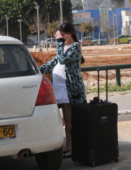 נטע גרטי ופיטר רוט בדרך לחדר לידה (צילום: ברק פכטר)