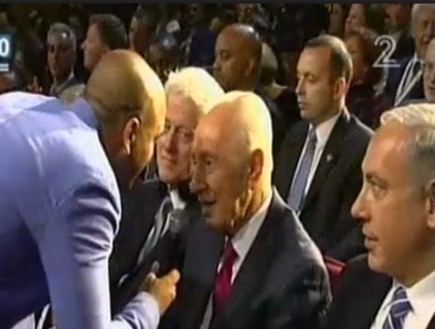 אייל גולן ושמעון פרס (צילום: חדשות 2)