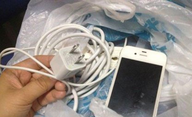 אייפון ומטען (תמונה: cnsnews.com)