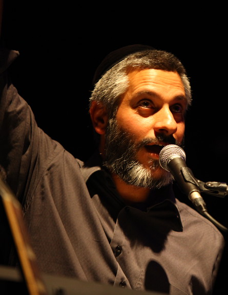 אביתר בנאי במופע יפה כלבנה (צילום: ענבל צח) אביתר בנאי במופע יפה כלבנה (צילום: ענבל צח)