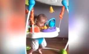 תינוקת נרדמת בבאונסר (צילום: יוטיוב)