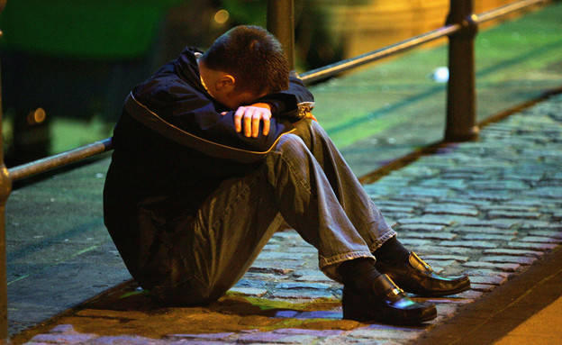 נער בוכה (צילום: Matt Cardy, GettyImages IL)