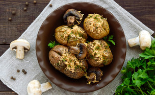 תפוח אדמה עם פטריות (צילום: Iaroshenko Maryna, Shutterstock)