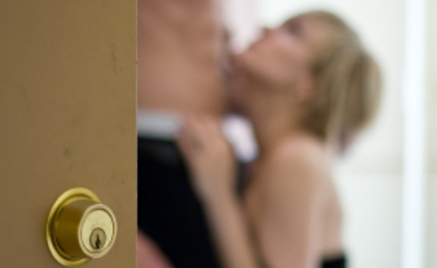 הצצה על זוג דרך דלת (צילום: Daniel Ha, Istock)