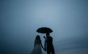 חתן וכלה בגשם (צילום: shutterstock | DmitryFomenko)