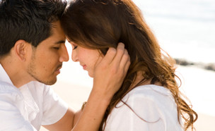 זוג מחובק (צילום: istockphoto)