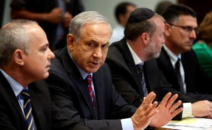 בדרך לבחירות? נתניהו בישיבת ממשלה (צילום: רויטרס, חדשות)