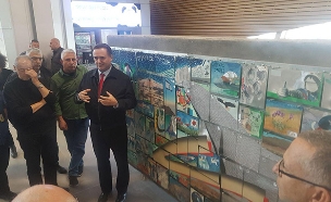 קיר ההנצחה לרונה רמון ז"ל (צילום: דין פישר, חדשות)