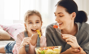 אמא ובת אוכלות סלט (צילום: shutterstock By Yuganov Konstantin)