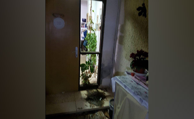 בית בעוטף שנפגע מבלון נפץ ביום רביעי (צילום: בטחון אשכול, חדשות) בית בעוטף שנפגע מבלון נפץ ביום רביעי (צילום: בטחון אשכול, חדשות)