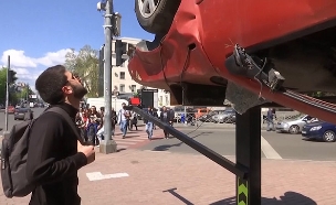 מכוניות מרוסקות נגד תאונות. צפו (צילום: AP, חדשות)
