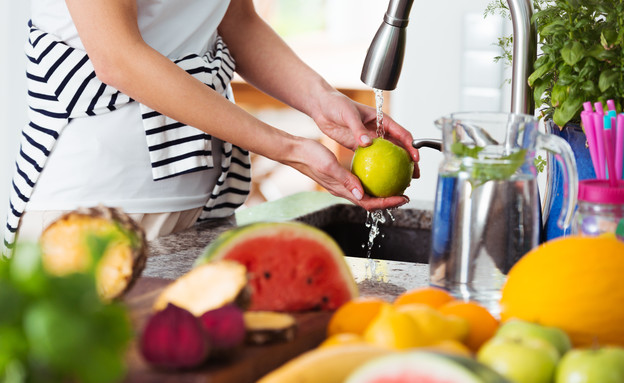 שוטפת פירות  (צילום: Photographee.eu, shutterstock )