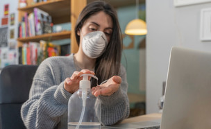 אישה עם אלכוג'ל (צילום:  Deliris, shutterstock)