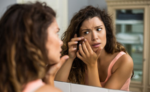 אישה מסתכלת במראה, חצ'קון (צילום:  InesBazdar, shutterstock)