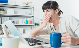 בחורה עייפה (צילום: shutterstock By Stokkete)