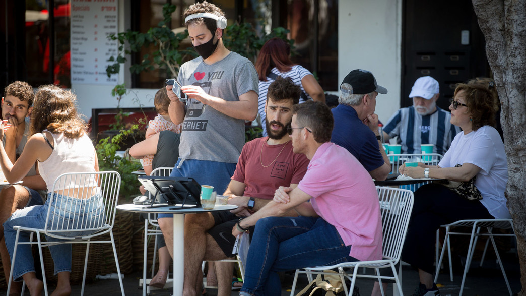 אנשים מבלים מרחובות תל אביב (צילום: מרים אלסטר, פלאש/90 )