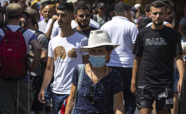 ישראלים הולכים בשוק מחנה יהודה בירושלים (צילום: אוליבייה פיטוסי, פלאש/90 )