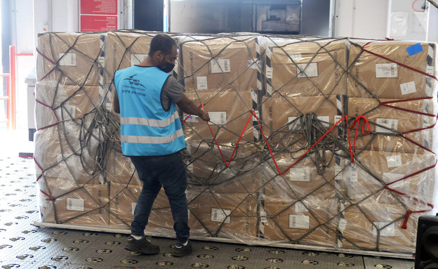 עובד במרכז הסחר של דואר ישראל (צילום: אייל קרן,  יח"צ)