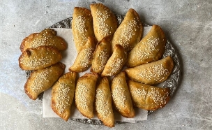 סמבוסק גבינה ופסטו מבצק טריק  (צילום: קרן אגם, mako אוכל)