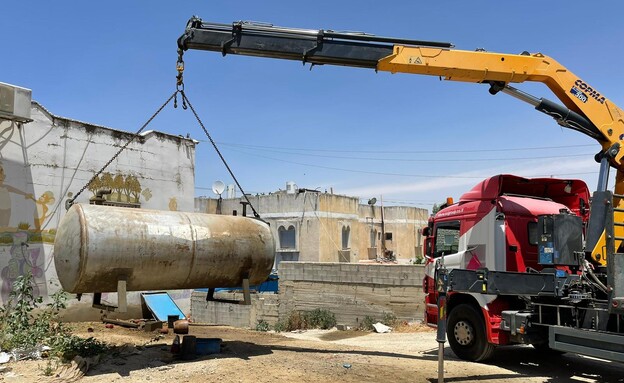 שאיבת דלק מתחנות פיראטיות ברהט (צילום: משטרת ישראל)