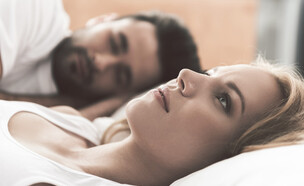זוג במיטה (צילום: Olena  Yakobchuk, shutterstock)