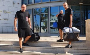החשודים בעת הסגרתם למשטרה