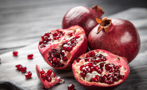 רימונים (צילום: By Dafna A.meron, shutterstock)