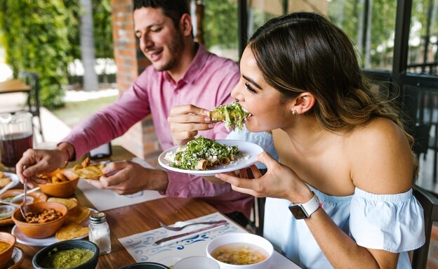 איך לשמור על תזונה מאוזנת גם ביציאה מהשגרה? (צילום: Marcos Castillo, shutterstock)