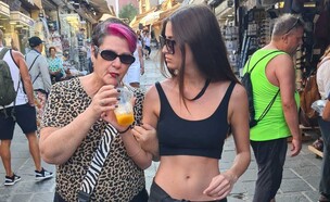 גל גברעם בחופשה ברודוס עם אמא שלה (צילום: אור גפן)