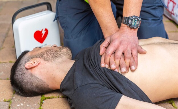 עמדות הדרכה ברחבי הארץ על שימוש מציל חיים בדפיברילטור (צילום: מד"א) עמדות הדרכה ברחבי הארץ על שימוש מציל חיים בדפיברילטור (צילום: מד"א)