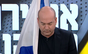 ברקוביץ' עומד דקת דומיה לדמוקרטיה (צילום: מתוך "אופירה וברקוביץ",  קשת 12  )