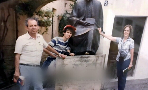 יריב לוין עם הוריו (צילום: החדשות 12) יריב לוין עם הוריו (צילום: החדשות 12)