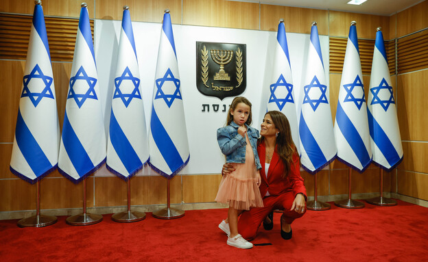 מירב בן ארי וביתה (צילום: פלאש 90) מירב בן ארי וביתה (צילום: פלאש 90)