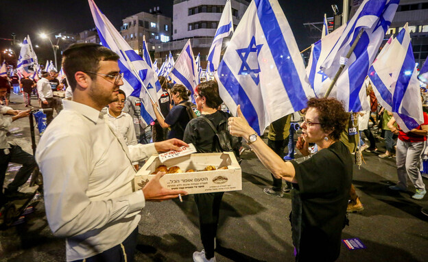 הפגנה נגד חברי הכנסת החרדים בבני ברק (צילום: אייל מרגולין, פלאש 90) הפגנה נגד חברי הכנסת החרדים בבני ברק (צילום: אייל מרגולין, פלאש 90)