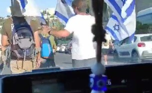 מפגינים ניפצו שמשת רכב (צילום: סעיף 27א לחוק זכויות יוצרים)