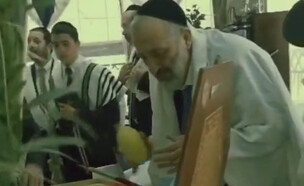 אריה דרעי מציג בסוכתו אתרוג שרכש ב-5,000 דולר (צילום: מרדכי הלפרין)