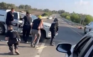 שוטרים נלחמים במחבלים במסיבה ליד רעים