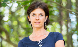 אישה מסתכלת למצלמה (צילום: Juanmonino)