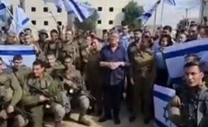 יהורם גאון מופיע עבור חיילים (צילום: לפי סעיף 27 א')