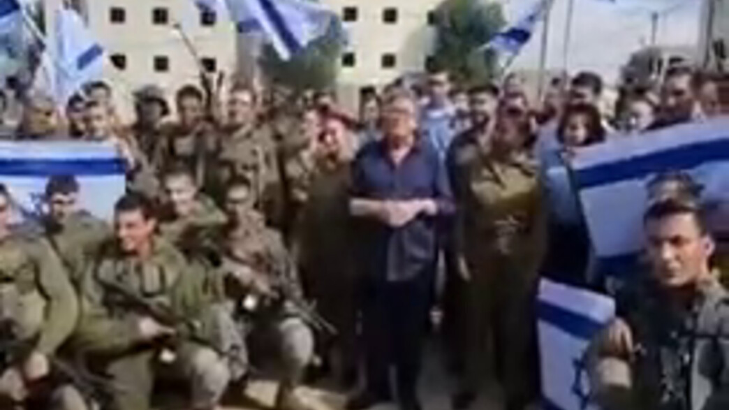 יהורם גאון מופיע עבור חיילים (צילום: לפי סעיף 27 א')