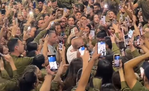 אייל גולן עם חיילים