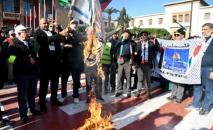 שריפת דגל ישראל במרוקו (צילום: פייסבוק. צילום: שימוש לפי סעיף 27א' לחוק זכויות יוצרים)