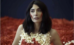מירי רגב מכוסה בפופקורן טבול בדם הנופלים - איציק אלרוב (צילום: מתוך עמוד הטוויטר)