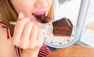 אישה אוכלת עוגה (צילום: Sirintra Pumsopa, Shutterstock)