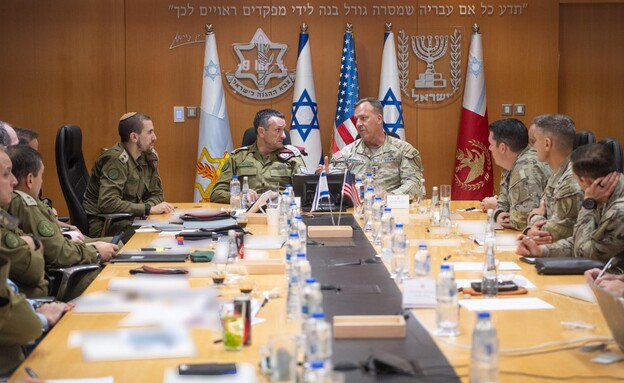 מפקד פיקוד המרכז של צבא ארה"ב בביקור בישראל (צילום: דובר צה"ל) מפקד פיקוד המרכז של צבא ארה"ב בביקור בישראל (צילום: דובר צה"ל)